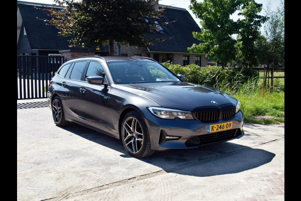 BMW 3 Serie Touring 318i Executive Edition | Apple Carplay | Navigatie |  Cruise Control | Parkeersensoren | NL-Auto |