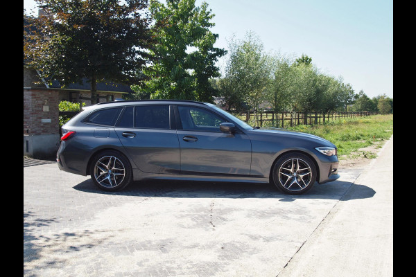 BMW 3 Serie Touring 318i Executive Edition | Apple Carplay | Navigatie |  Cruise Control | Parkeersensoren | NL-Auto |