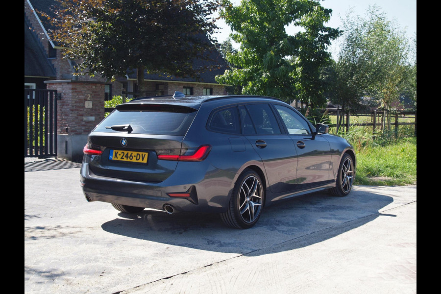 BMW 3 Serie Touring 318i Executive Edition | Apple Carplay | Navigatie |  Cruise Control | Parkeersensoren | NL-Auto |