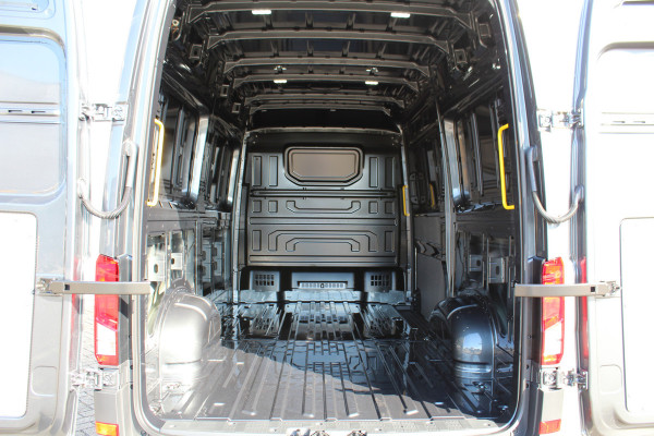 Volkswagen Crafter 35 2.0-140pk TDI AUTOMAAT L3H3, DEMO-auto. Airco, verwarmd stuurwiel, comfortabele verwarmde chauffeurst., camera, cruise cntrl. Direct leverbaar !