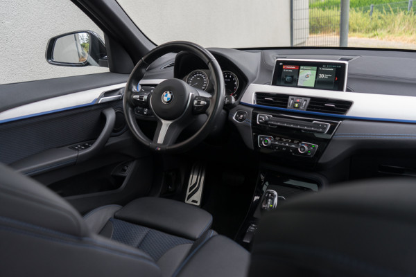 BMW X1 sDrive18i High Executive / Leder/ Touch Navigatie/ Virtual Cockpit/ Panoramadak/ Trekhaak/ 104kW (141PK)