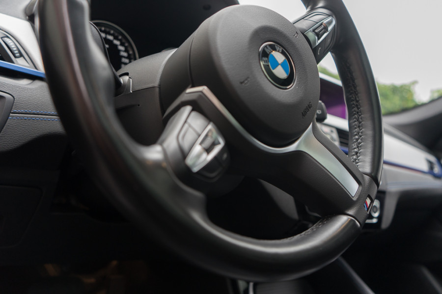 BMW X1 sDrive18i High Executive / Leder/ Touch Navigatie/ Virtual Cockpit/ Panoramadak/ Trekhaak/ 104kW (141PK)