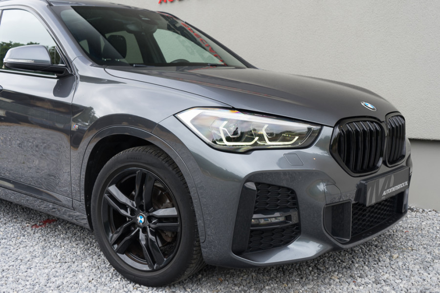 BMW X1 sDrive18i High Executive / Leder/ Touch Navigatie/ Virtual Cockpit/ Panoramadak/ Trekhaak/ 104kW (141PK)