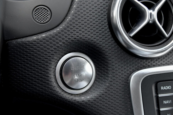 Mercedes-Benz A-Klasse 180 Business Solution. Camera, Trekhaak, Keyless go, Sfeer, Cruise, Stoelvw!