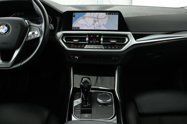 BMW 3-serie 330i Sport Line | Stoelverwarming | Trekhaak | Carplay | Navigatie | Full LED | Live Cockpit | Sportstoelen | Climate control | Half leder | PDC | Cruise control