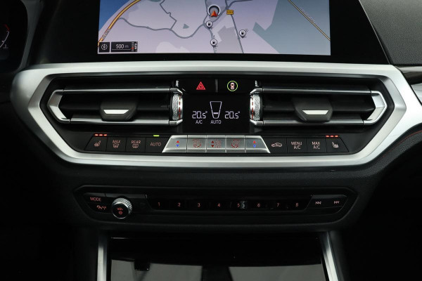 BMW 3-serie 330i Sport Line | Stoelverwarming | Trekhaak | Carplay | Navigatie | Full LED | Live Cockpit | Sportstoelen | Climate control | Half leder | PDC | Cruise control