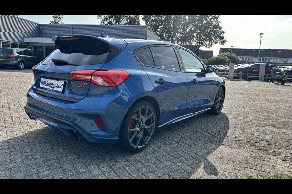 Ford Focus 2.3 EcoBoost ST-3 278pk | Performance pack | Winter Pack | Camera | Adaptive LED | Privacy glass | Complete dealer historie aanwezig