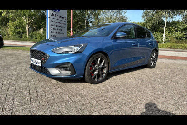 Ford Focus 2.3 EcoBoost ST-3 278pk | Performance pack | Winter Pack | Camera | Adaptive LED | Privacy glass | Complete dealer historie aanwezig