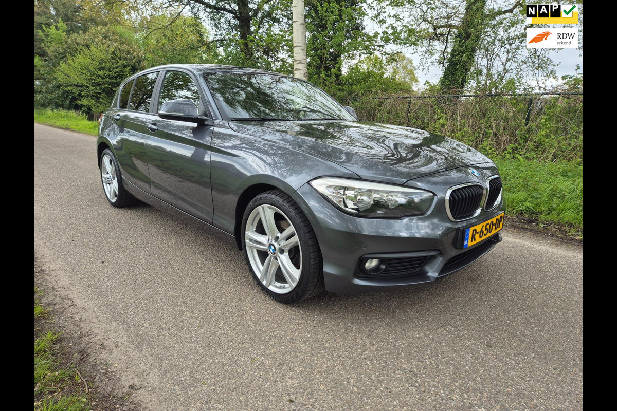 BMW 1-serie 116i Sport Shadow Edition navigatie sportstoelen