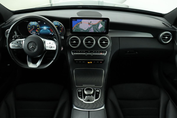 Mercedes-Benz C-Klasse 180 AMG | Panoramadak | 360 Camera | Trekhaak | Stoelverwarming | Navigatie | Full LED | Half leder | Park Assist