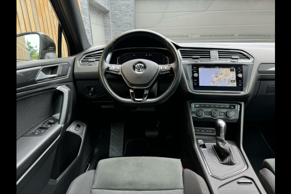 Volkswagen Tiguan Allspace 1.5 TSI R-line DSG | Panoramadak | Apple CarPlay | Navigatiesysteem | 19 inch velgen | Parkeersensoren voor en achter | Achterui