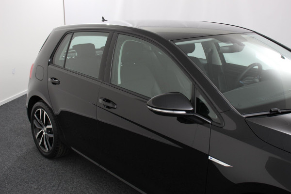 Volkswagen e-Golf e-Golf | € 2000,- subsidie mogelijk particulier! | Navigatie | Climate Control | Virtuele Cockpit | Full Led | Camera | Cruise control adaptief | Parkeer sensoren | Lichtmetalen Velgen |