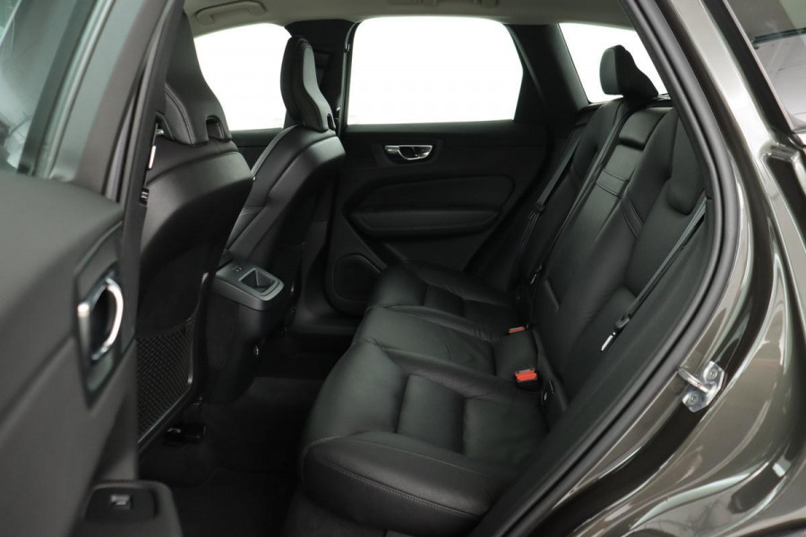 Volvo XC60 2.0 B5 Momentum Pro | Leder | Camera | Trekhaak | Stoel & Stuurverwarming | Memory | Comfortstoelen | Carplay