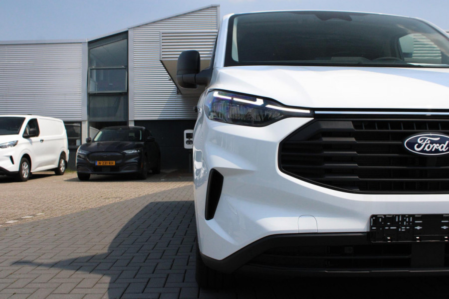 Ford Transit Custom 320 2.0 TDCI L2H1 Trend 136pk | Ford Voorraad | Handmatige regeneratie roetfilter | Laadruimte beschermingspakket (Trend) | Trekhaakvoorbereiding | Centrale dubbele vergrendeling | Navigatie systeem | LED koplampen met automatisch grootlicht | Programmeerbare voertuig interface