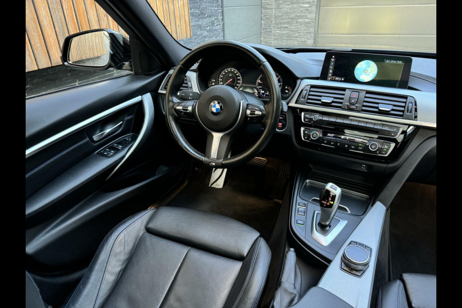 BMW 3 Serie Touring 318i M Sport Automaat | Leer | Panoramadak | Elektrisch verstelbare stoelen | Achteruitrijcamera | HiFi Audio | Parkeers