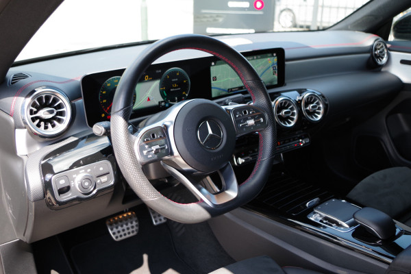 Mercedes-Benz CLA-Klasse 180 Premium 136 PK Automaat, Panoramadak, Cruise Control, Camera, Sfeerverlichting, LED