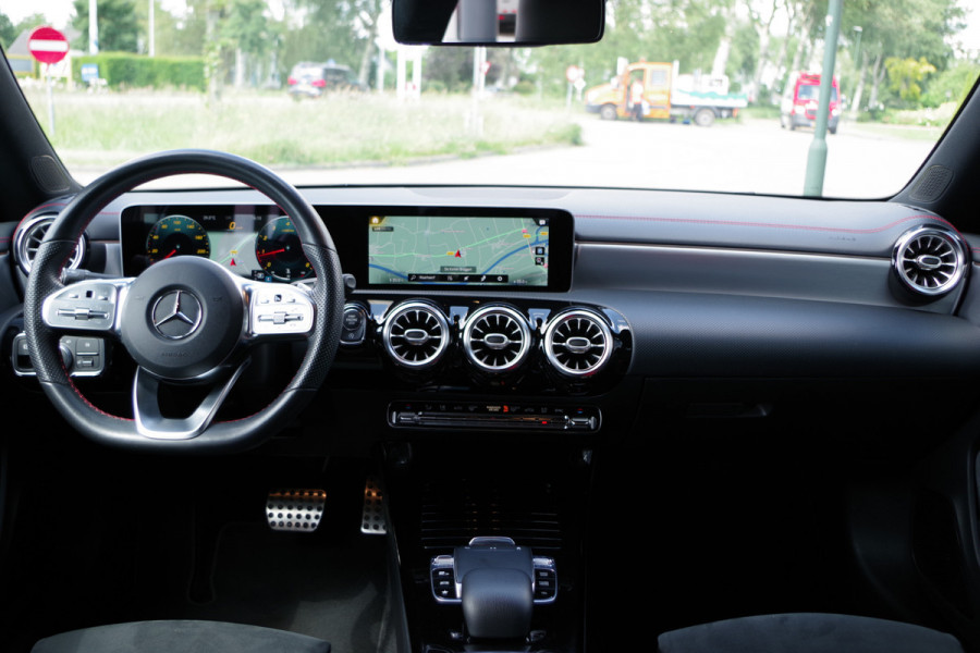 Mercedes-Benz CLA-Klasse 180 Premium 136 PK Automaat, Panoramadak, Cruise Control, Camera, Sfeerverlichting, LED