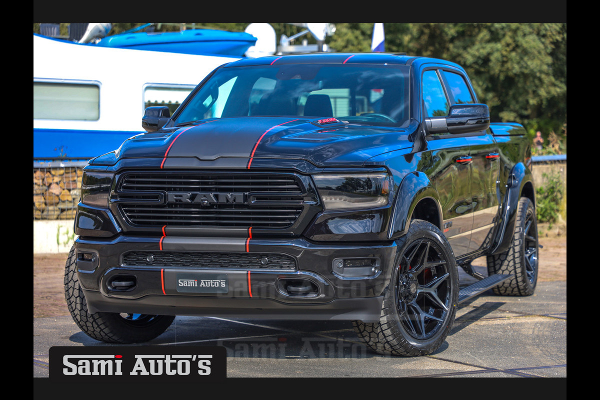 Dodge Ram 1500 LARAMIE NIGHT SPORT | VOL | 2X 12 INCH | HUD | 360 CAMERA | PANORAMA | LPG | DEKSEL | 5.7 V8 HEMI 402PK 4WD | CREW CAB | DUBBELE CABINE | 5 PERSOONS | GRIJSKENTEKEN | PICK UP | VOORRAAD NR 2148 - 4099