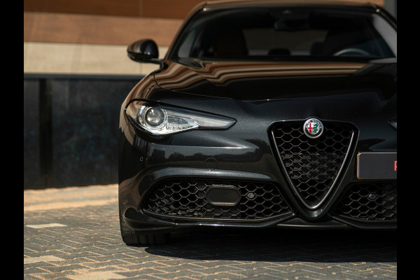 Alfa Romeo Giulia 2.0T 300pk | Veloce stoelen | 19 inch | Ragazzon uitlaat | Adapt. cruise | Carplay | Camera | NL-auto