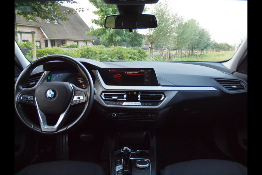 BMW 1-serie 118i Executive Edition | Automaat | Apple Carplay | Led koplampen | Navigatie | NL-Auto |