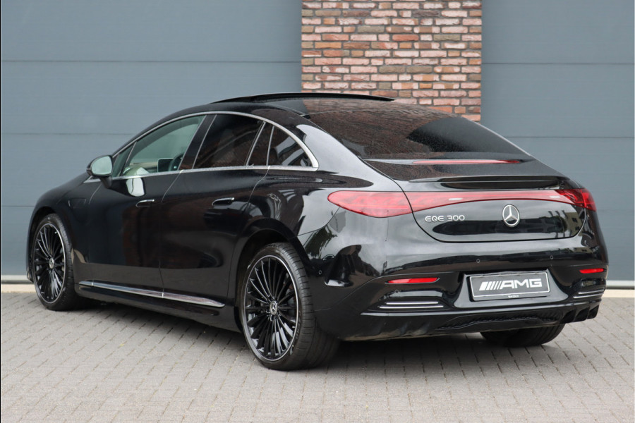 Mercedes-Benz EQE 300 AMG Line 89 kWh | 51.500,- ex BTW | Luchtvering | Distronic+ | Panoramadak | Massage | Burmester | Stoelventilatie | HUD | Keyless Go | Digital Light | Warmtepomp |