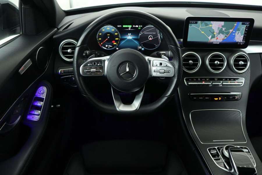 Mercedes-Benz C-Klasse 300e AMG | Panoramadak | Carplay | Lane Assist | Stoelverwarming | Sfeerverlichting | DAB+ | Keyless | Navigatie | Full LED