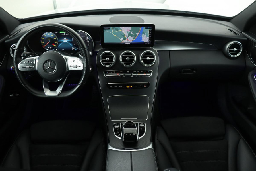 Mercedes-Benz C-Klasse 300e AMG | Panoramadak | Carplay | Lane Assist | Stoelverwarming | Sfeerverlichting | DAB+ | Keyless | Navigatie | Full LED