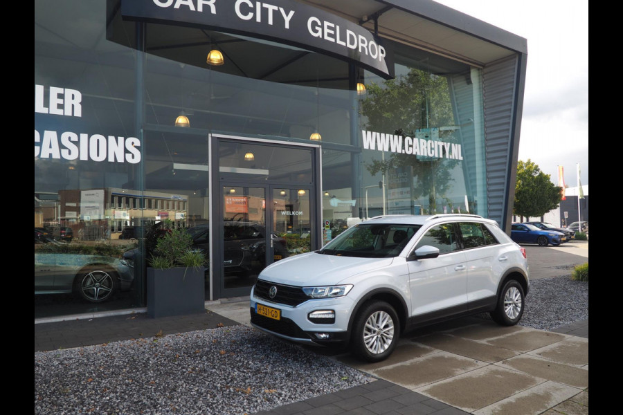 Volkswagen T-Roc 1.5 TSI Style Business / Adaptive / CarPlay / El. kofferbak / Sensoren / Navigatie