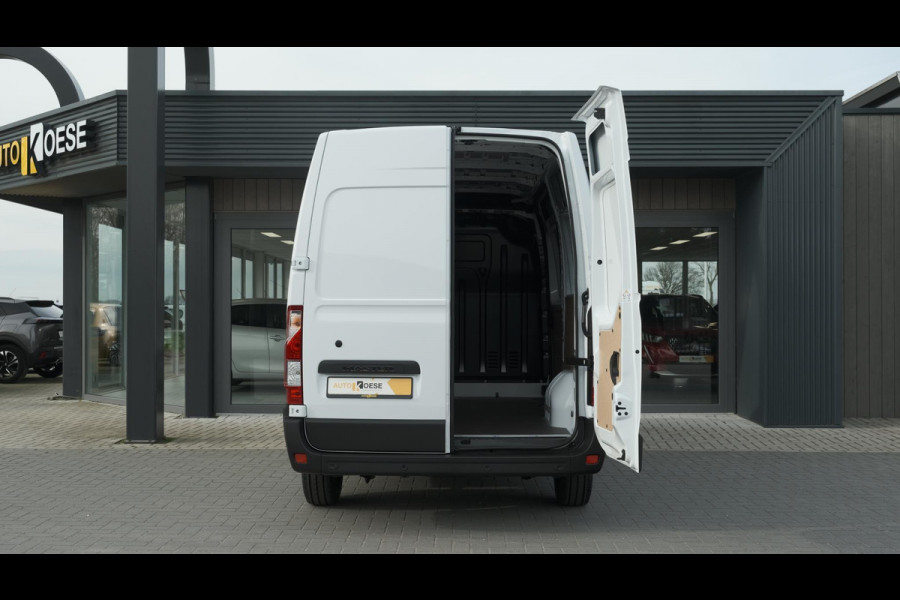 Renault Master T35 2.3 dCi 135 L2H2 Comfort | Direct Leverbaar | Navigatie | Parkeersensoren | Airco | Cruise Control | Vloerplaat In Laadruimte