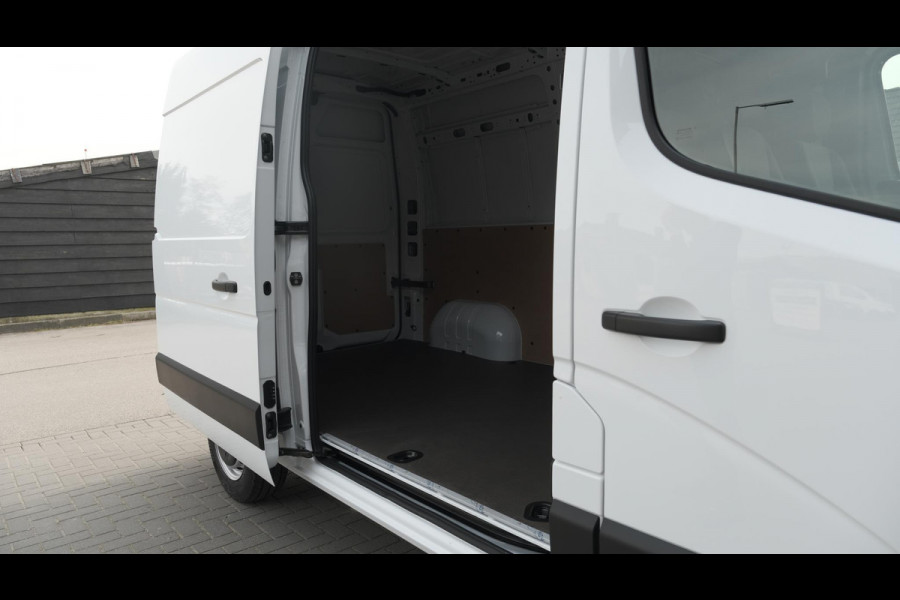 Renault Master T35 2.3 dCi 135 L2H2 Comfort | Direct Leverbaar | Navigatie | Parkeersensoren | Airco | Cruise Control | Vloerplaat In Laadruimte