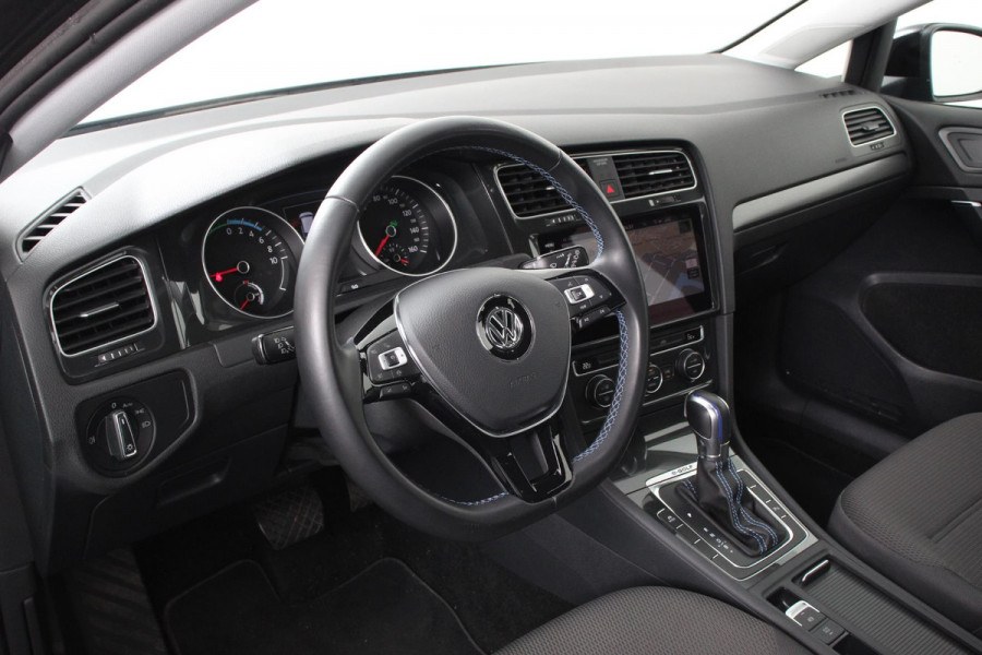 Volkswagen e-Golf | Navigatie | Climate Control | Cruise Control | Lichtmetalen velgen 17" | Parkeer Sensoren V+A |