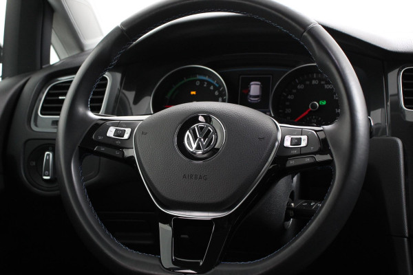 Volkswagen e-Golf | Navigatie | Climate Control | Cruise Control | Lichtmetalen velgen 17" | Parkeer Sensoren V+A |