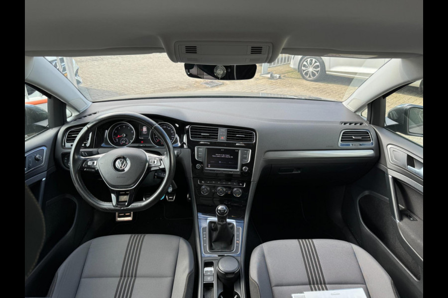 Volkswagen Golf 1.2 TSI Trendline met comfortpakket / AFNEEMBARE TREKHAAK / CARPLAY / PDC / CRUISE CONTROL / 4-SEIZ. BANDEN / ECC