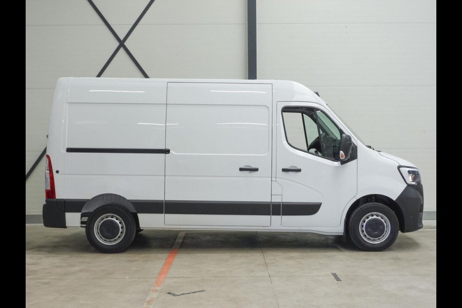 Renault Master T33 2.3 dCi 135 L2H2 Airco Cruise control Parkeersensoren Navigatie Trekhaak