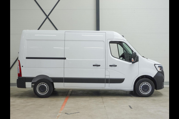 Renault Master T33 2.3 dCi 135 L2H2 Airco Cruise control Parkeersensoren Navigatie Trekhaak