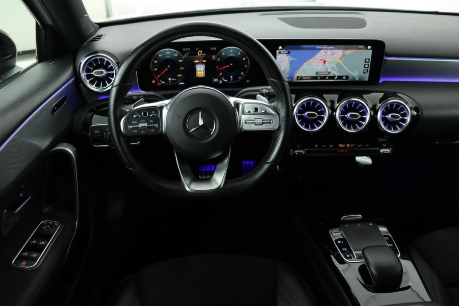 Mercedes-Benz A-Klasse 250 AMG Night | Stoelverwarming | Sfeerverlichting | Widescreen | Navigatie | Park Assist | Half leder | Climate control