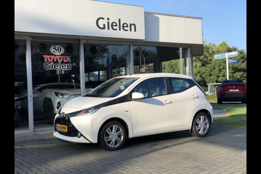 Toyota Aygo 1.0 VVT-i x-play | Lichtmetalen velgen, Airco, Parkeercamera, In hoogte verstelbare stoel, Stuurbediening