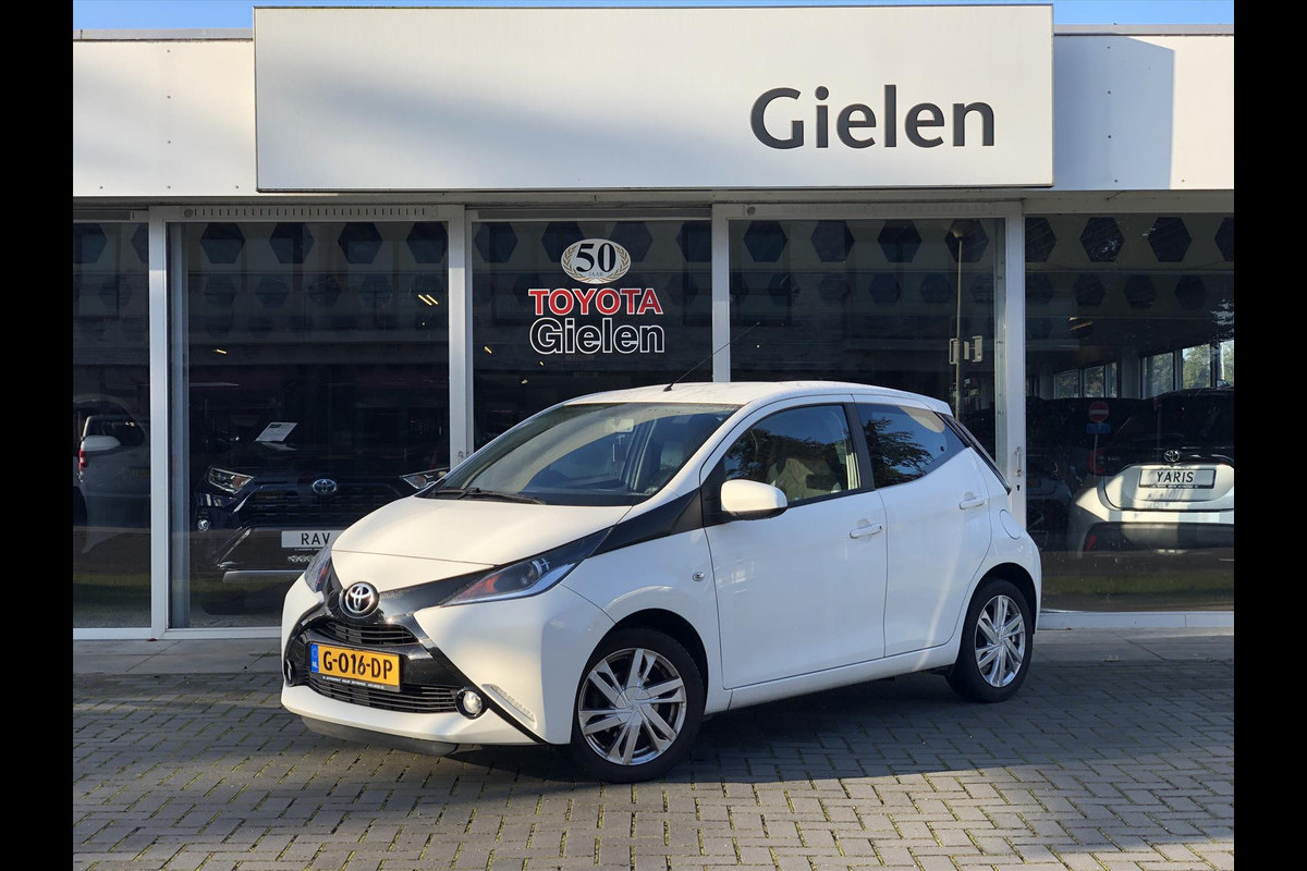 Toyota Aygo 1.0 VVT-i x-play | Lichtmetalen velgen, Airco, Parkeercamera, In hoogte verstelbare stoel, Stuurbediening