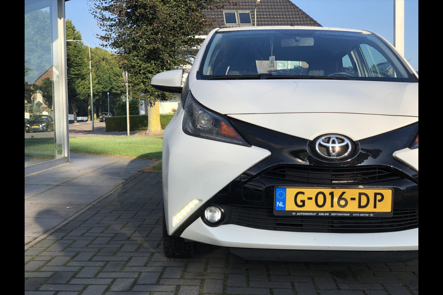 Toyota Aygo 1.0 VVT-i x-play | Lichtmetalen velgen, Airco, Parkeercamera, In hoogte verstelbare stoel, Stuurbediening