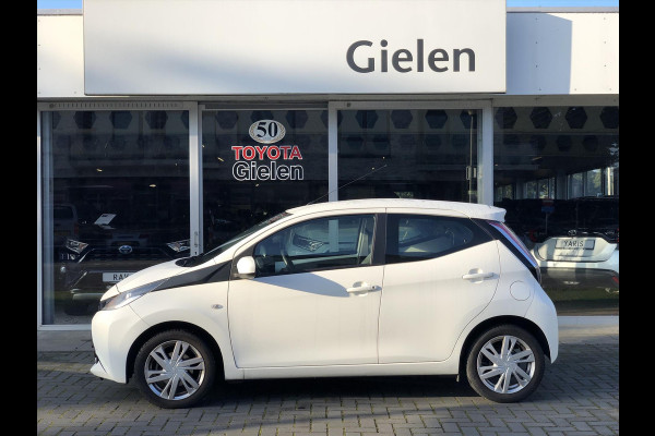 Toyota Aygo 1.0 VVT-i x-play | Lichtmetalen velgen, Airco, Parkeercamera, In hoogte verstelbare stoel, Stuurbediening