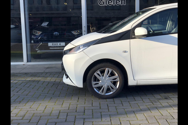 Toyota Aygo 1.0 VVT-i x-play | Lichtmetalen velgen, Airco, Parkeercamera, In hoogte verstelbare stoel, Stuurbediening