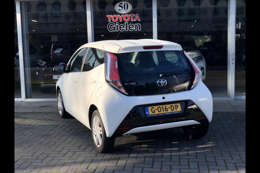 Toyota Aygo 1.0 VVT-i x-play | Lichtmetalen velgen, Airco, Parkeercamera, In hoogte verstelbare stoel, Stuurbediening