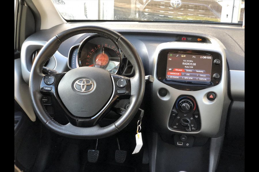 Toyota Aygo 1.0 VVT-i x-play | Lichtmetalen velgen, Airco, Parkeercamera, In hoogte verstelbare stoel, Stuurbediening