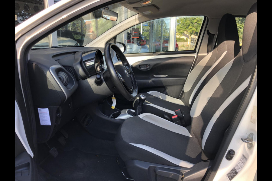 Toyota Aygo 1.0 VVT-i x-play | Lichtmetalen velgen, Airco, Parkeercamera, In hoogte verstelbare stoel, Stuurbediening