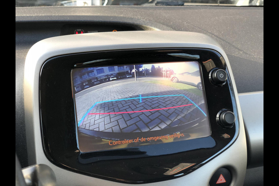 Toyota Aygo 1.0 VVT-i x-play | Lichtmetalen velgen, Airco, Parkeercamera, In hoogte verstelbare stoel, Stuurbediening