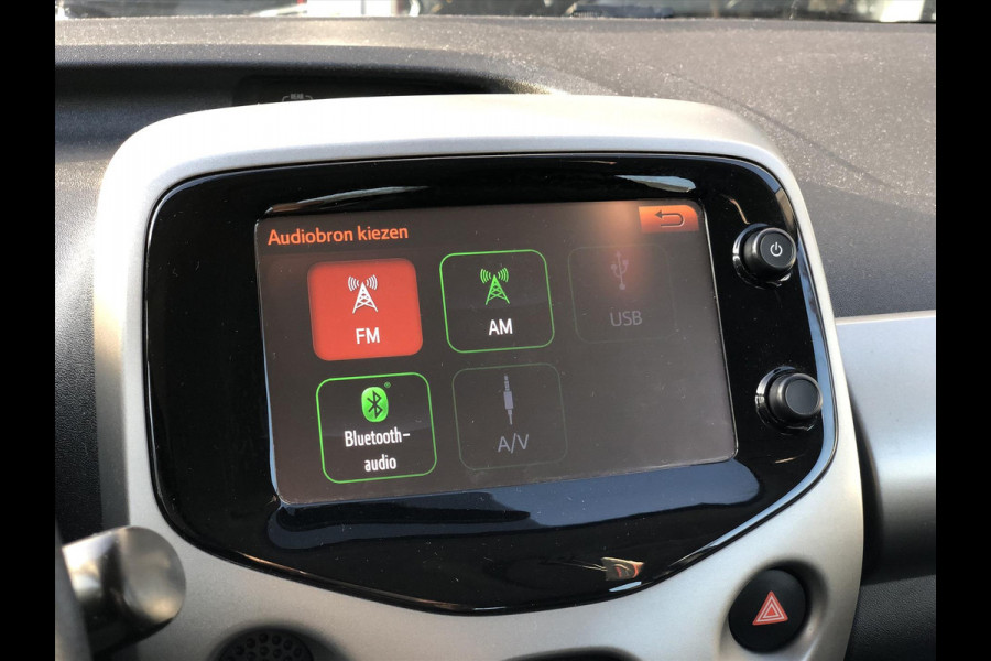 Toyota Aygo 1.0 VVT-i x-play | Lichtmetalen velgen, Airco, Parkeercamera, In hoogte verstelbare stoel, Stuurbediening