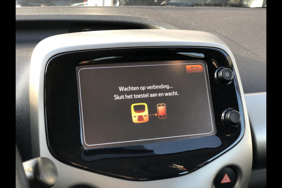 Toyota Aygo 1.0 VVT-i x-play | Lichtmetalen velgen, Airco, Parkeercamera, In hoogte verstelbare stoel, Stuurbediening