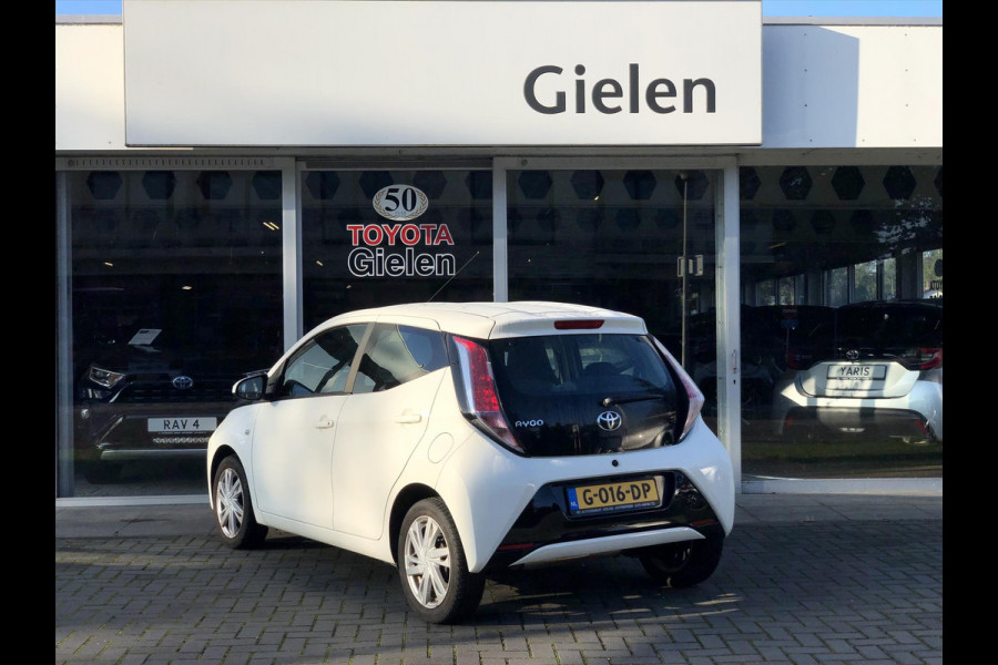 Toyota Aygo 1.0 VVT-i x-play | Lichtmetalen velgen, Airco, Parkeercamera, In hoogte verstelbare stoel, Stuurbediening