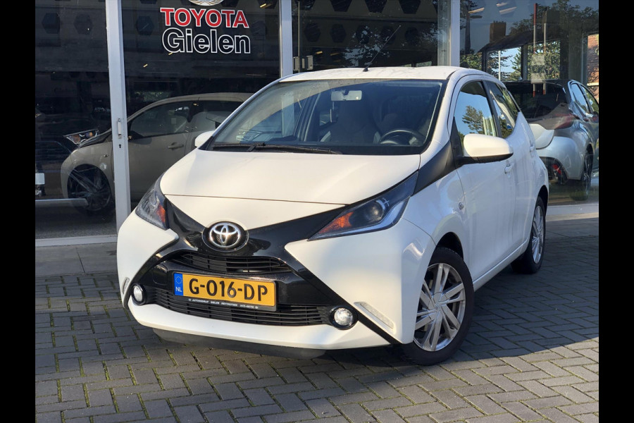 Toyota Aygo 1.0 VVT-i x-play | Lichtmetalen velgen, Airco, Parkeercamera, In hoogte verstelbare stoel, Stuurbediening