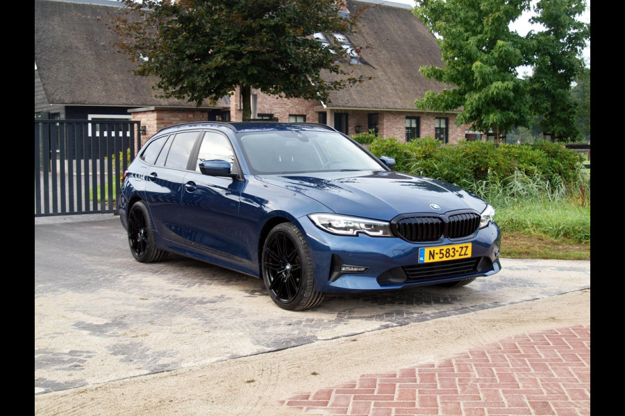 BMW 3 Serie Touring 318i Business Edition | Automaat | Apple Carplay | Navi | 19 Inch | NL-Auto |